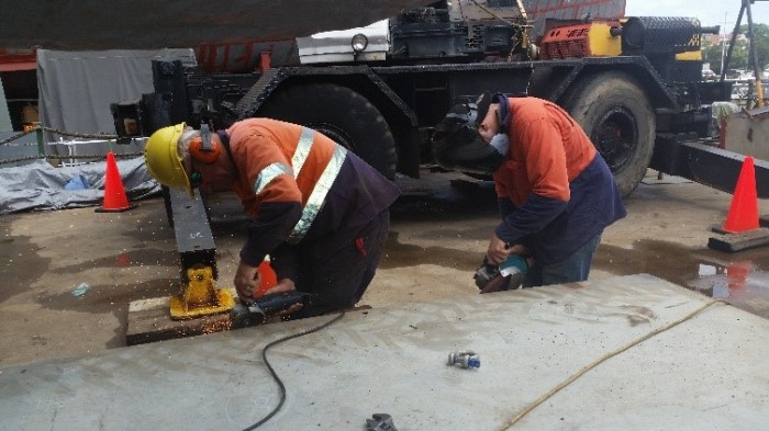 Tandem grinding of plate edges